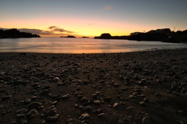 Los Cancajos sahilinde gün doğumunda uzun süre çekim, yumuşak su Atlantik kıyısında volkanik kayalara çarpıyor, La Palma, Kanarya Adaları, İspanya