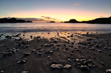 Los Cancajos sahilinde gün doğumunda uzun süre çekim, yumuşak su Atlantik kıyısında volkanik kayalara çarpıyor, La Palma, Kanarya Adaları, İspanya