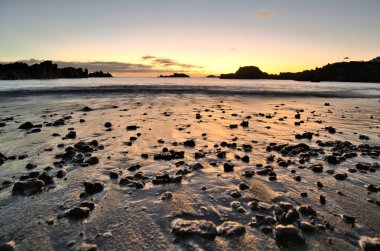 Los Cancajos sahilinde gün doğumunda uzun süre çekim, yumuşak su Atlantik kıyısında volkanik kayalara çarpıyor, La Palma, Kanarya Adaları, İspanya