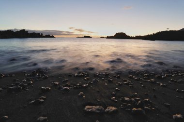 Los Cancajos sahilinde gün doğumunda uzun süre çekim, yumuşak su Atlantik kıyısında volkanik kayalara çarpıyor, La Palma, Kanarya Adaları, İspanya