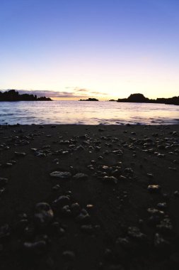 Los Cancajos sahilinde gün doğumunda uzun süre çekim, yumuşak su Atlantik kıyısında volkanik kayalara çarpıyor, La Palma, Kanarya Adaları, İspanya