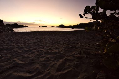 Los Cancajos sahilinde gün doğumunda uzun süre çekim, yumuşak su Atlantik kıyısında volkanik kayalara çarpıyor, La Palma, Kanarya Adaları, İspanya