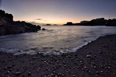 Los Cancajos sahilinde gün doğumunda uzun süre çekim, yumuşak su Atlantik kıyısında volkanik kayalara çarpıyor, La Palma, Kanarya Adaları, İspanya