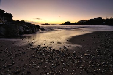 Los Cancajos sahilinde gün doğumunda uzun süre çekim, yumuşak su Atlantik kıyısında volkanik kayalara çarpıyor, La Palma, Kanarya Adaları, İspanya