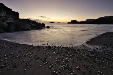 Los Cancajos sahilinde gün doğumunda uzun süre çekim, yumuşak su Atlantik kıyısında volkanik kayalara çarpıyor, La Palma, Kanarya Adaları, İspanya