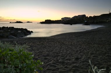 Los Cancajos sahilinde gün doğumunda uzun süre çekim, yumuşak su Atlantik kıyısında volkanik kayalara çarpıyor, La Palma, Kanarya Adaları, İspanya