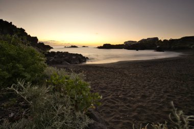 Los Cancajos sahilinde gün doğumunda uzun süre çekim, yumuşak su Atlantik kıyısında volkanik kayalara çarpıyor, La Palma, Kanarya Adaları, İspanya