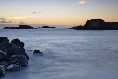Los Cancajos sahilinde gün doğumunda uzun süre çekim, yumuşak su Atlantik kıyısında volkanik kayalara çarpıyor, La Palma, Kanarya Adaları, İspanya
