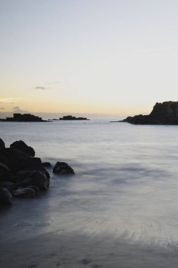 Los Cancajos sahilinde gün doğumunda uzun süre çekim, yumuşak su Atlantik kıyısında volkanik kayalara çarpıyor, La Palma, Kanarya Adaları, İspanya