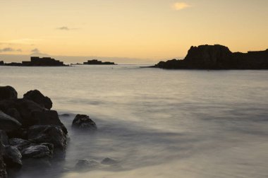 Los Cancajos sahilinde gün doğumunda uzun süre çekim, yumuşak su Atlantik kıyısında volkanik kayalara çarpıyor, La Palma, Kanarya Adaları, İspanya