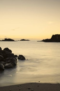 Los Cancajos sahilinde gün doğumunda uzun süre çekim, yumuşak su Atlantik kıyısında volkanik kayalara çarpıyor, La Palma, Kanarya Adaları, İspanya