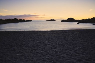 Los Cancajos sahilinde gün doğumunda uzun süre çekim, yumuşak su Atlantik kıyısında volkanik kayalara çarpıyor, La Palma, Kanarya Adaları, İspanya