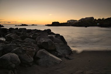 Los Cancajos sahilinde gün doğumunda uzun süre çekim, yumuşak su Atlantik kıyısında volkanik kayalara çarpıyor, La Palma, Kanarya Adaları, İspanya
