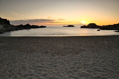 Los Cancajos sahilinde gün doğumunda uzun süre çekim, yumuşak su Atlantik kıyısında volkanik kayalara çarpıyor, La Palma, Kanarya Adaları, İspanya