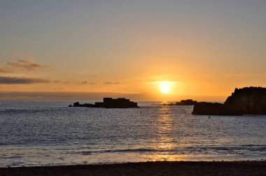 Atlantik Okyanusu üzerinde gün doğumu La Palma 'dan Los Cancajos plajına komşu Tenerife adasına ve Teide yanardağının kendine özgü siluetine kadar uzanır..