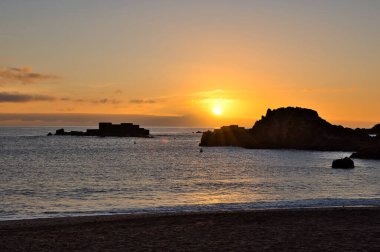 Atlantik Okyanusu üzerinde gün doğumu La Palma 'dan Los Cancajos plajına komşu Tenerife adasına ve Teide yanardağının kendine özgü siluetine kadar uzanır..