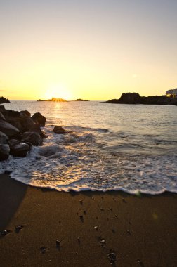 La Palma sahilinde muhteşem bir sabah güneşi çarpıcı mercek parlamaları ve Atlantik üzerinde güneş yıldızı.