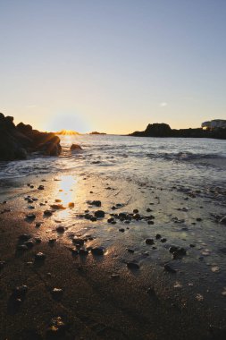 La Palma sahilinde muhteşem bir sabah güneşi çarpıcı mercek parlamaları ve Atlantik üzerinde güneş yıldızı.