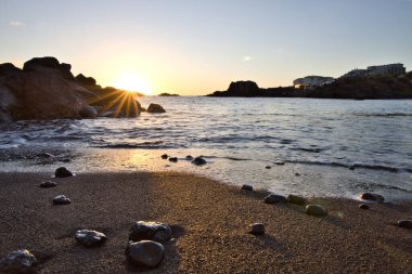 La Palma sahilinde muhteşem bir sabah güneşi çarpıcı mercek parlamaları ve Atlantik üzerinde güneş yıldızı.