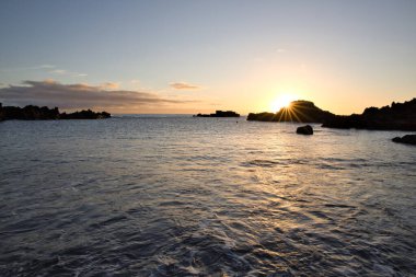 La Palma sahilinde muhteşem bir sabah güneşi çarpıcı mercek parlamaları ve Atlantik üzerinde güneş yıldızı.