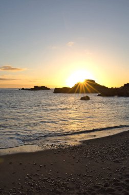 La Palma sahilinde muhteşem bir sabah güneşi çarpıcı mercek parlamaları ve Atlantik üzerinde güneş yıldızı.