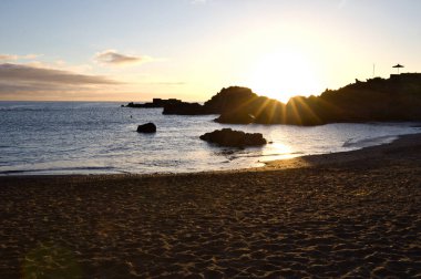 La Palma sahilinde muhteşem bir sabah güneşi çarpıcı mercek parlamaları ve Atlantik üzerinde güneş yıldızı.