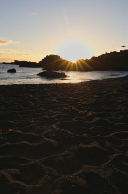 La Palma sahilinde muhteşem bir sabah güneşi çarpıcı mercek parlamaları ve Atlantik üzerinde güneş yıldızı.