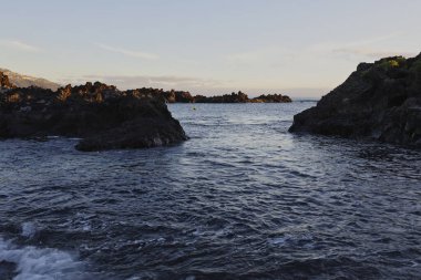 La Palma sahilinde muhteşem bir sabah güneşi çarpıcı mercek parlamaları ve Atlantik üzerinde güneş yıldızı.