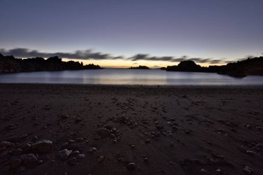 Los Cancajos sahilinde gün doğumunda uzun süre çekim, yumuşak su Atlantik kıyısında volkanik kayalara çarpıyor, La Palma, Kanarya Adaları, İspanya