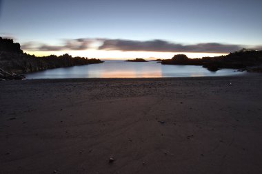 Los Cancajos sahilinde gün doğumunda uzun süre çekim, yumuşak su Atlantik kıyısında volkanik kayalara çarpıyor, La Palma, Kanarya Adaları, İspanya