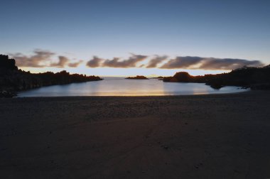 Los Cancajos sahilinde gün doğumunda uzun süre çekim, yumuşak su Atlantik kıyısında volkanik kayalara çarpıyor, La Palma, Kanarya Adaları, İspanya