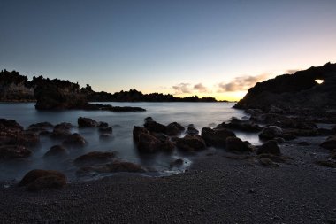 Los Cancajos sahilinde gün doğumunda uzun süre çekim, yumuşak su Atlantik kıyısında volkanik kayalara çarpıyor, La Palma, Kanarya Adaları, İspanya