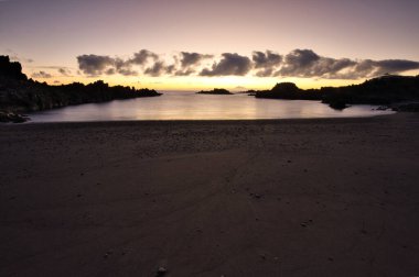 Los Cancajos sahilinde gün doğumunda uzun süre çekim, yumuşak su Atlantik kıyısında volkanik kayalara çarpıyor, La Palma, Kanarya Adaları, İspanya
