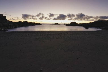 Los Cancajos sahilinde gün doğumunda uzun süre çekim, yumuşak su Atlantik kıyısında volkanik kayalara çarpıyor, La Palma, Kanarya Adaları, İspanya