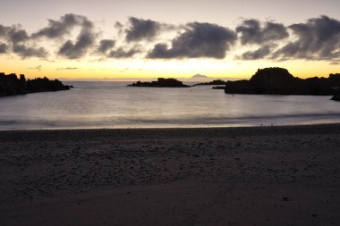 Los Cancajos sahilinde gün doğumunda uzun süre çekim, yumuşak su Atlantik kıyısında volkanik kayalara çarpıyor, La Palma, Kanarya Adaları, İspanya
