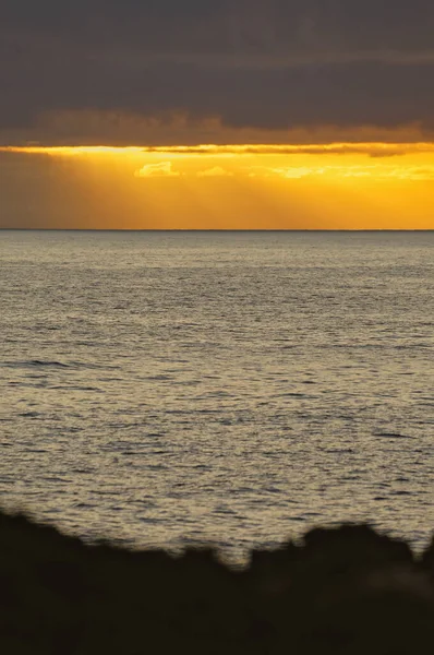 Güneş doğarken eşsiz bir hava durumu fenomeni: Tenerife 'deki Teide volkanının gölgesi, İspanya' nın Kanarya Adaları 'ndaki La Palma adasının lav kıyılarından gözlemlenen denizin üzerinde yoğun bir bulut örtüsüne karşı aşağıdan yansıtılır..