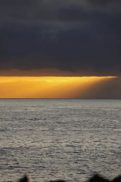 Güneş doğarken eşsiz bir hava durumu fenomeni: Tenerife 'deki Teide volkanının gölgesi, İspanya' nın Kanarya Adaları 'ndaki La Palma adasının lav kıyılarından gözlemlenen denizin üzerinde yoğun bir bulut örtüsüne karşı aşağıdan yansıtılır..