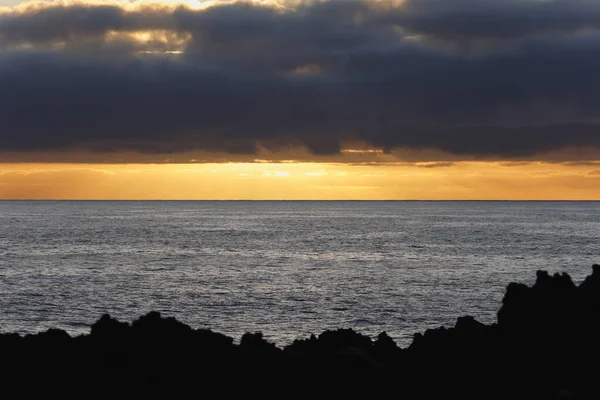 Güneş doğarken eşsiz bir hava durumu fenomeni: Tenerife 'deki Teide volkanının gölgesi, İspanya' nın Kanarya Adaları 'ndaki La Palma adasının lav kıyılarından gözlemlenen denizin üzerinde yoğun bir bulut örtüsüne karşı aşağıdan yansıtılır..