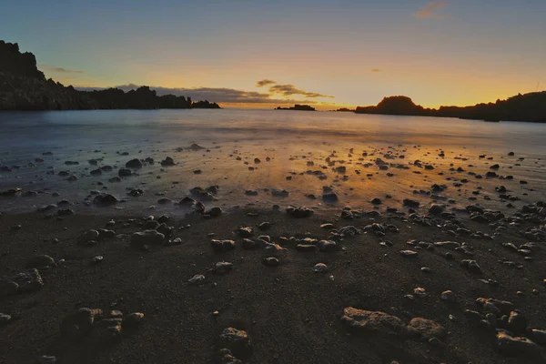 Los Cancajos sahilinde gün doğumunda uzun süre çekim, yumuşak su Atlantik kıyısında volkanik kayalara çarpıyor, La Palma, Kanarya Adaları, İspanya