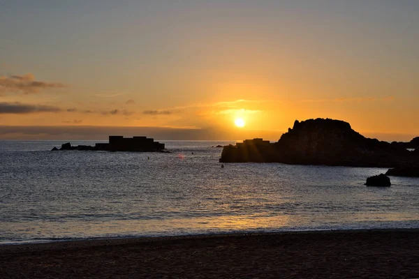 Atlantik Okyanusu üzerinde gün doğumu La Palma 'dan Los Cancajos plajına komşu Tenerife adasına ve Teide yanardağının kendine özgü siluetine kadar uzanır..