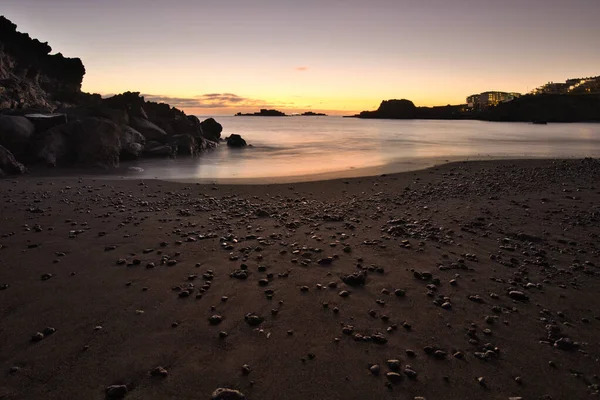 Los Cancajos sahilinde gün doğumunda uzun süre çekim, yumuşak su Atlantik kıyısında volkanik kayalara çarpıyor, La Palma, Kanarya Adaları, İspanya