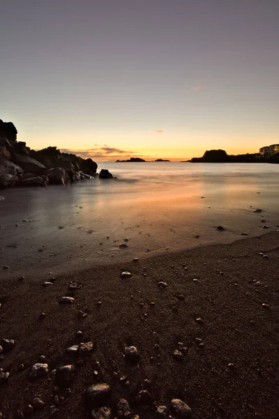 Los Cancajos sahilinde gün doğumunda uzun süre çekim, yumuşak su Atlantik kıyısında volkanik kayalara çarpıyor, La Palma, Kanarya Adaları, İspanya