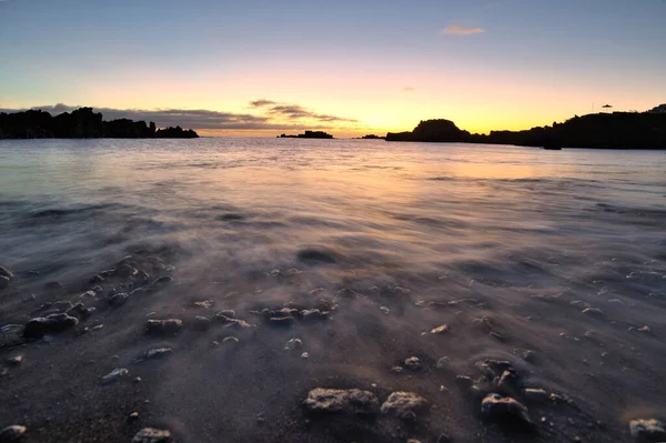 Los Cancajos sahilinde gün doğumunda uzun süre çekim, yumuşak su Atlantik kıyısında volkanik kayalara çarpıyor, La Palma, Kanarya Adaları, İspanya
