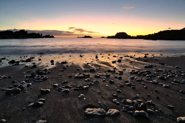 Los Cancajos sahilinde gün doğumunda uzun süre çekim, yumuşak su Atlantik kıyısında volkanik kayalara çarpıyor, La Palma, Kanarya Adaları, İspanya