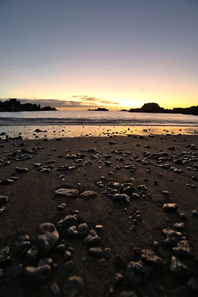 Los Cancajos sahilinde gün doğumunda uzun süre çekim, yumuşak su Atlantik kıyısında volkanik kayalara çarpıyor, La Palma, Kanarya Adaları, İspanya