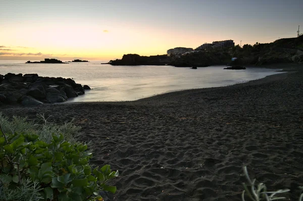 Los Cancajos sahilinde gün doğumunda uzun süre çekim, yumuşak su Atlantik kıyısında volkanik kayalara çarpıyor, La Palma, Kanarya Adaları, İspanya