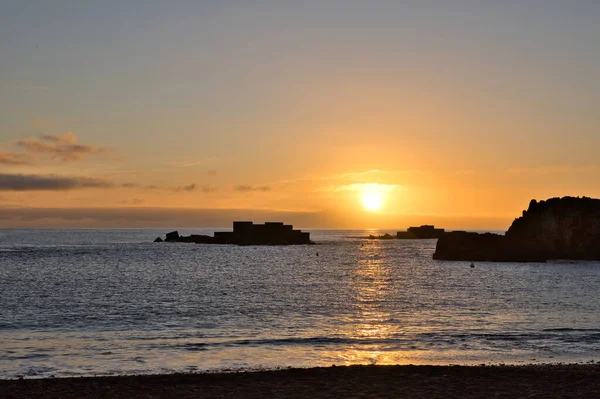 Atlantik Okyanusu üzerinde gün doğumu La Palma 'dan Los Cancajos plajına komşu Tenerife adasına ve Teide yanardağının kendine özgü siluetine kadar uzanır..
