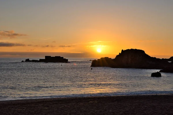 Atlantik Okyanusu üzerinde gün doğumu La Palma 'dan Los Cancajos plajına komşu Tenerife adasına ve Teide yanardağının kendine özgü siluetine kadar uzanır..