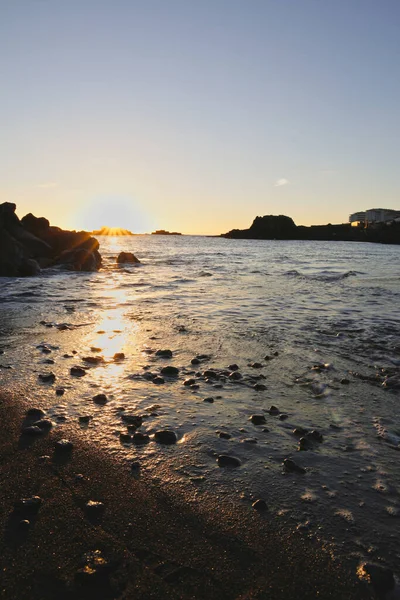 La Palma sahilinde muhteşem bir sabah güneşi çarpıcı mercek parlamaları ve Atlantik üzerinde güneş yıldızı.