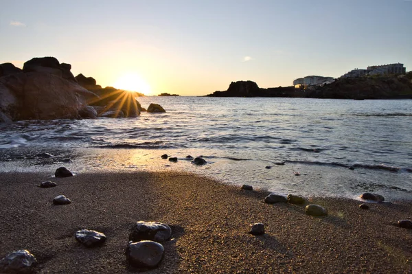 La Palma sahilinde muhteşem bir sabah güneşi çarpıcı mercek parlamaları ve Atlantik üzerinde güneş yıldızı.